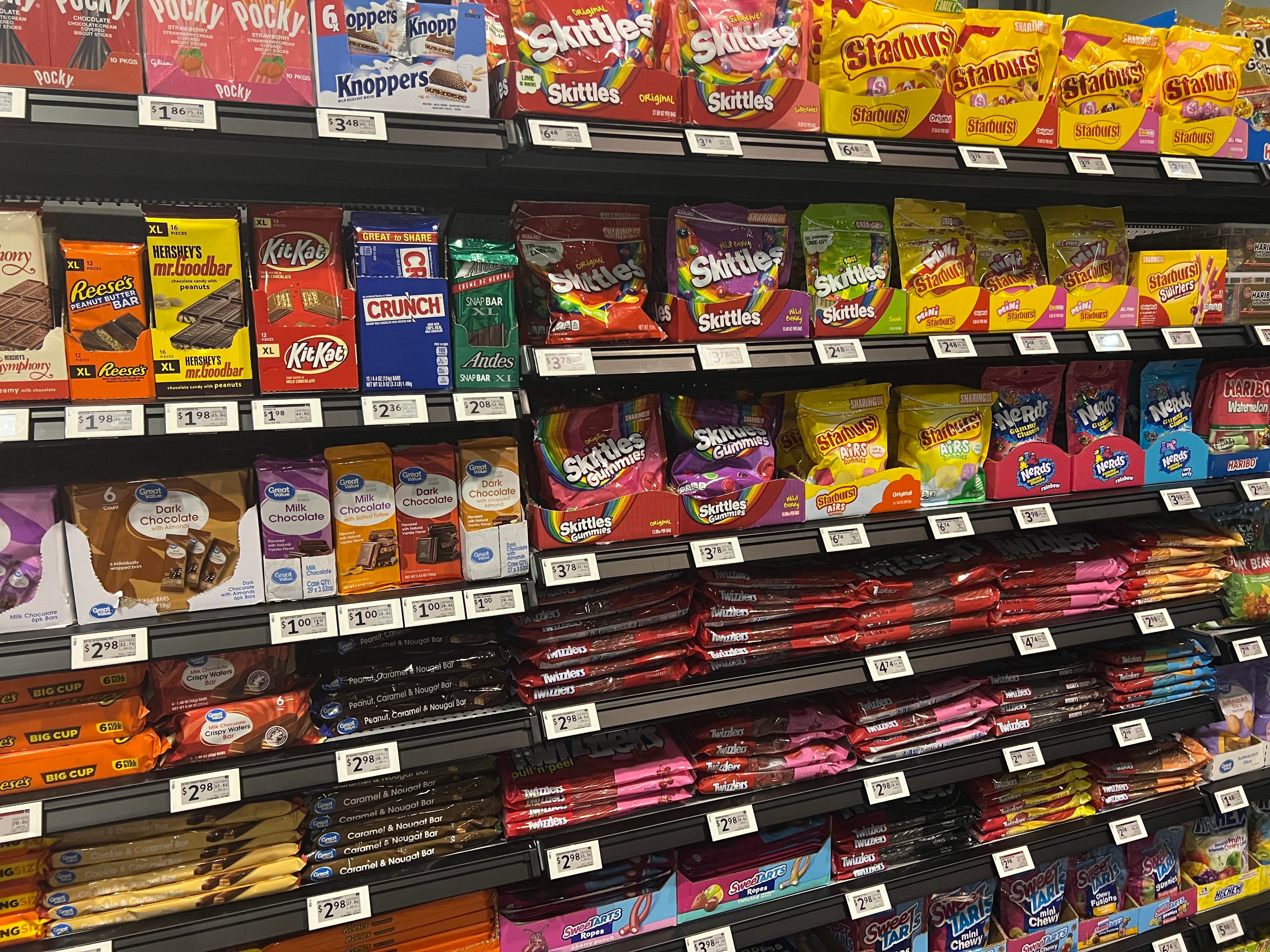 Vusion ESL at Walmart – candy and snack aisle